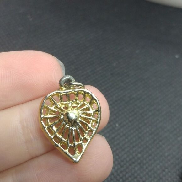 Gold toned filigree ray of sunshine‎ heart pendant - Picture 1 of 2